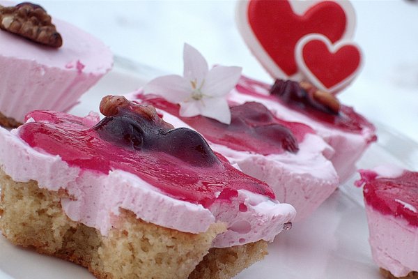 Mini prajiturele cu merisoare si nuci