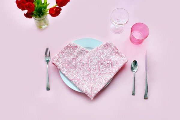 Cum impaturesti un servetel in forma de inima, pentru masa de Ziua Indragostitilor