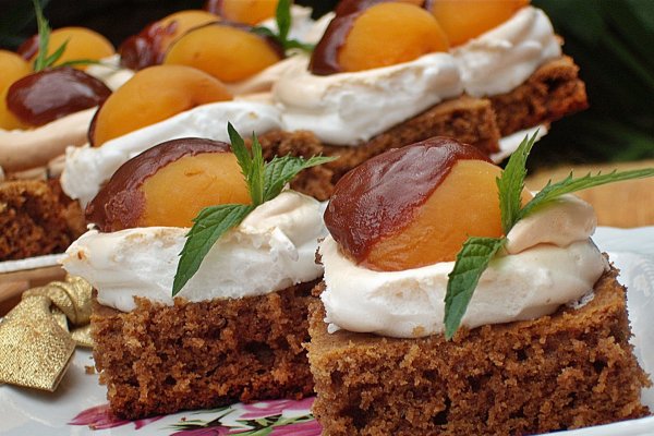 Prajitura cu nes,bezea si caise trase in ciocolata