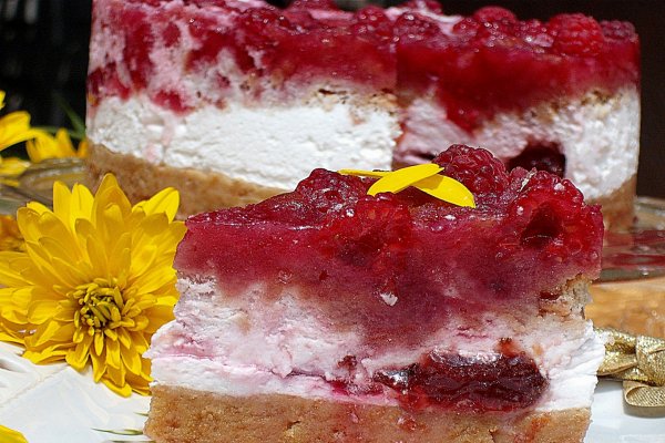 Prajitura cu zmeura si biscuiti