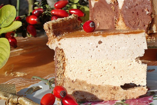 Tort cu biscuiti ,cu piure de castane si macese