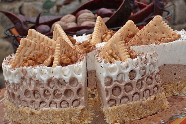 Tort cu urda,nuci, piure de castane si pudra de roscove