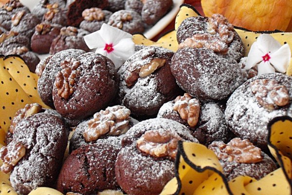 Biscuiti fragezi cu ciocolata si nuci