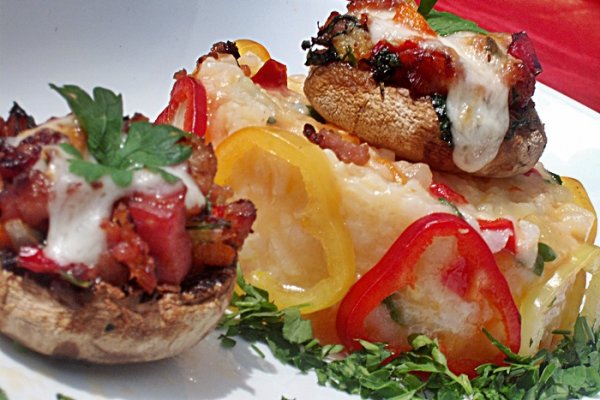 Ciupercute umplute pe pat de orez