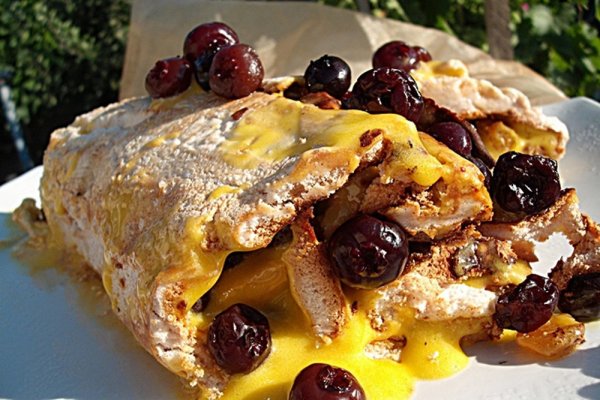 Rulada din bezea cu crema si afine alcoolizate