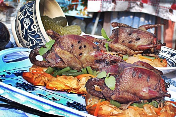 Porumbei umpluti in cuiburi cu legume