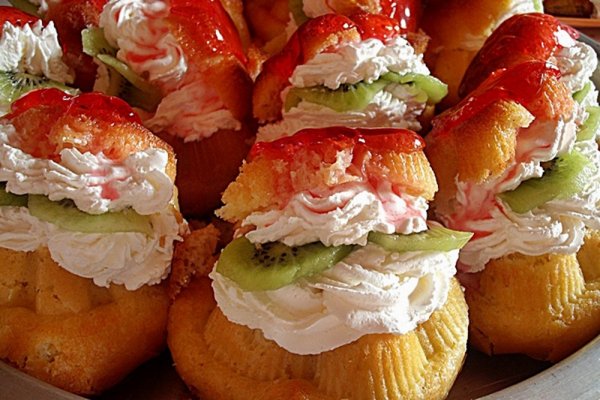 Savarine cu aluat dospit si fructe exotice