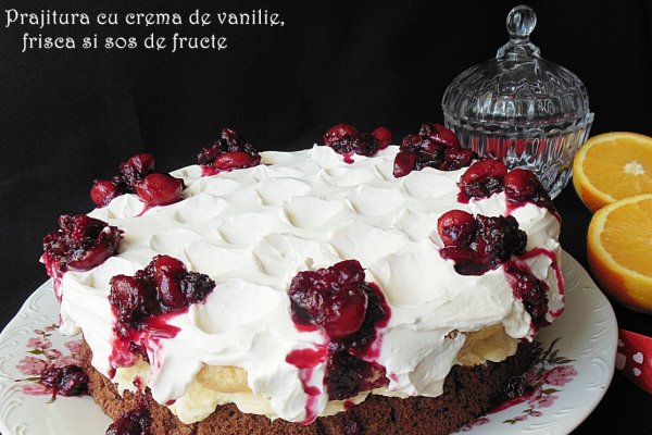 Prajitura cu crema de vanilie, frisca si sos de fructe