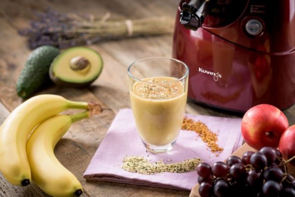 Smoothie pentru un ten radiant, pregatit de Carmen Bruma la storcatorul Kuvings