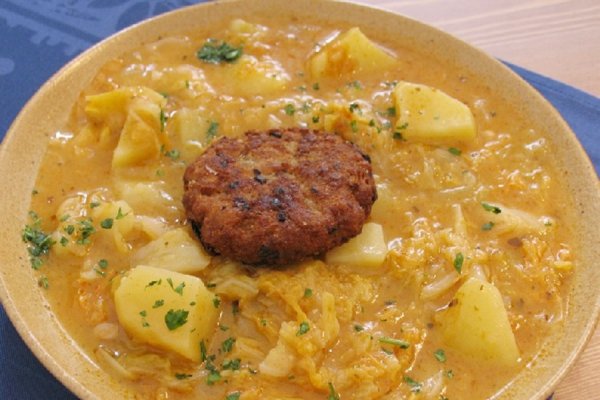 Mancare de varza creata cu cartofi si chiftelute coapte