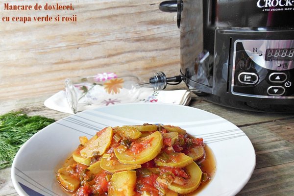 Mancare de dovlecei, cu ceapa verde si rosii