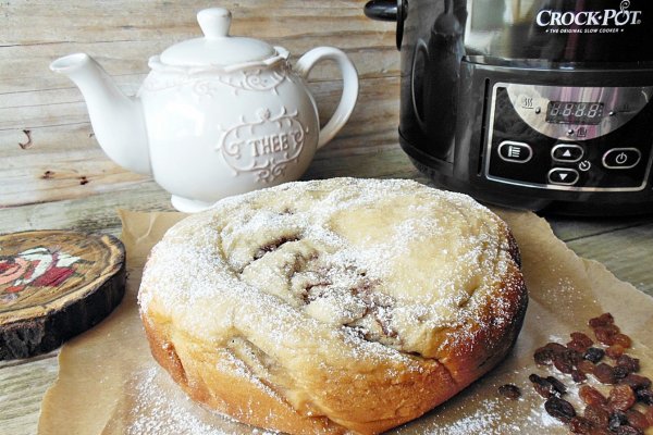 Rulou cu nuca, stafide si coaja de portocala confiata, de post