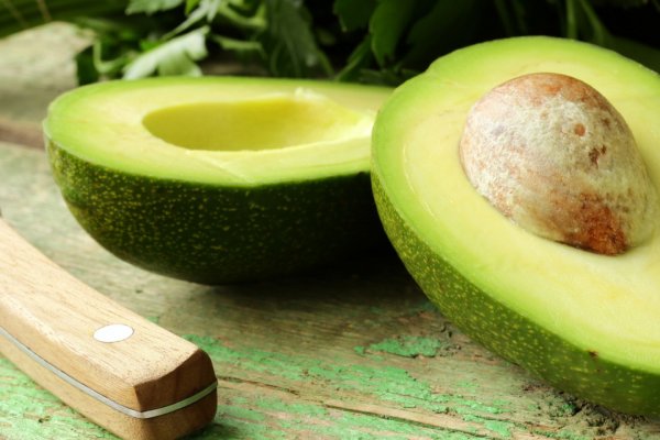 Cele mai bune 3 trucuri prin care faci un avocado sa se coaca mai repede