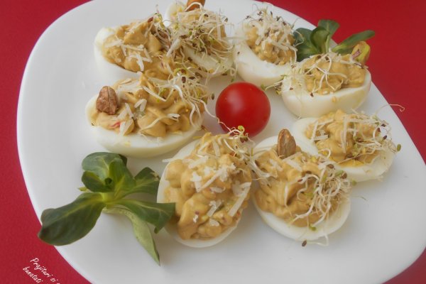 Oua umplute cu avocado