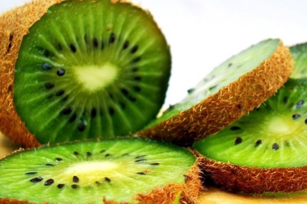 Metoda geniala prin care poti curata un kiwi, mango sau avocado in doar 3 secunde