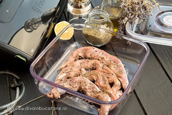Marinata cu ierburi de provence si lavanda pregatita cu aparatul de marinat FoodSaver