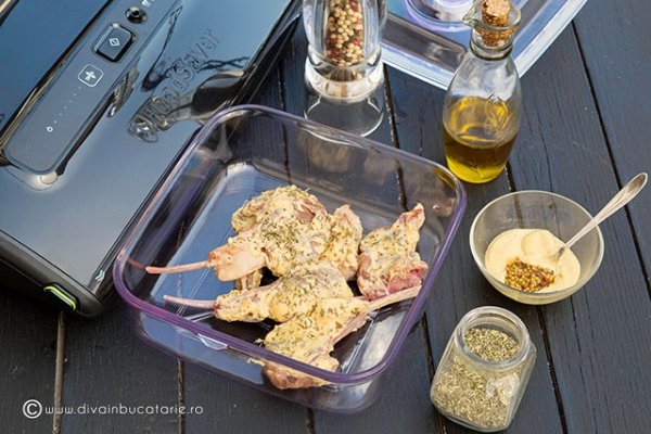 Marinata pentru miel cu mustar si busuioc pregatita cu aparatul de marinat FoodSaver