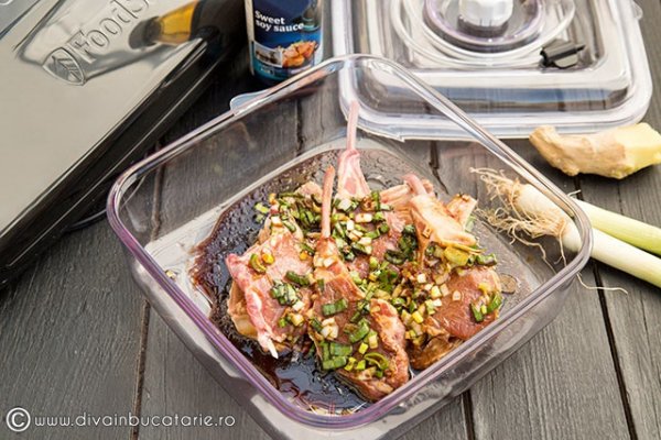 Marinata in stil asiatic pentru miel pregatita cu aparatul de marinat FoodSaver
