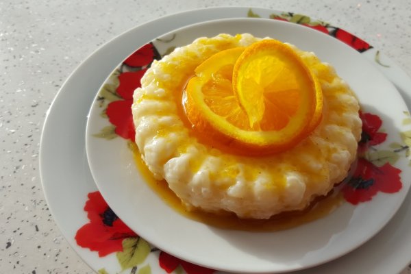 Orez cu lapte si topping de portocale