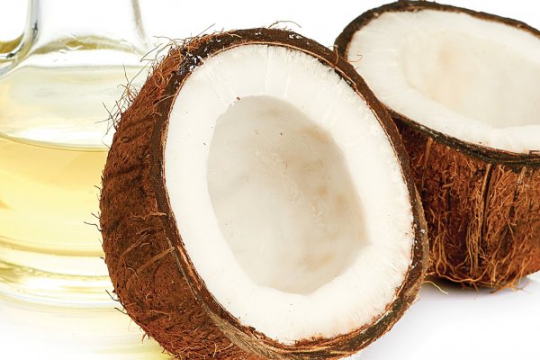 Cum desfaci o nuca de cocos in cateva secunde - cea mai simple metoda