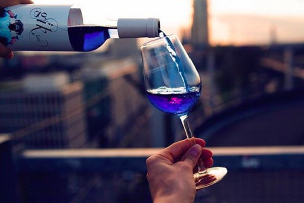 Vinul albastru - cea mai noua bautura la moda
