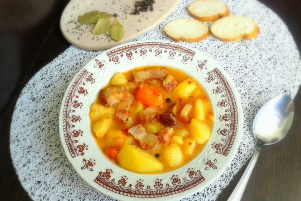 Tocanita de cartofi noi cu costita afumata de porc