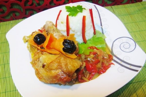 Pulpe de pui cu ardei rosii si masline