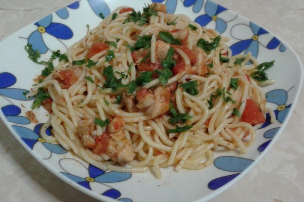 Paste cu pui si sos de rosii