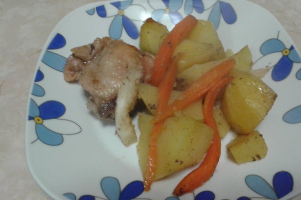 Pulpe de pui pe pat de cartofi si legume