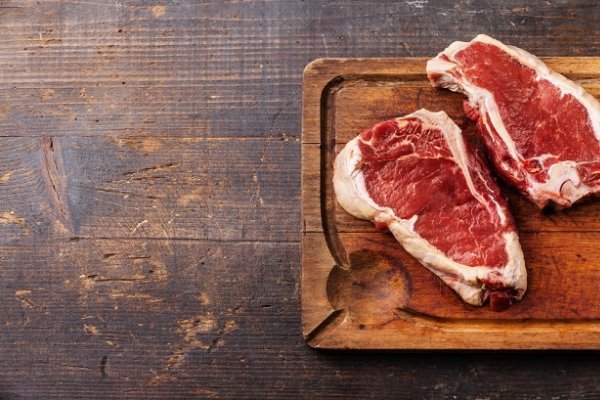 Trucul care te ajuta sa dezgheti carnea in doar 5 minute