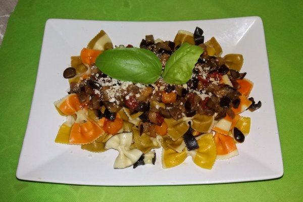 Paste cu sos picant de vinete