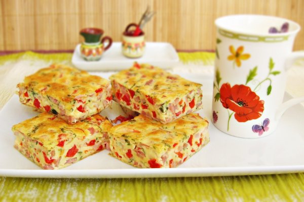 Budinca aperitiv cu sunca si ardei – reteta simpla, gustoasa si foarte usor de preparat