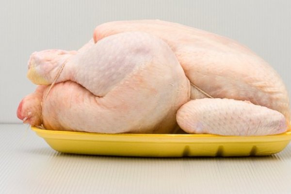 Unul din patru pui vanduti la supermarket contine bacterii rezistente la antibiotice