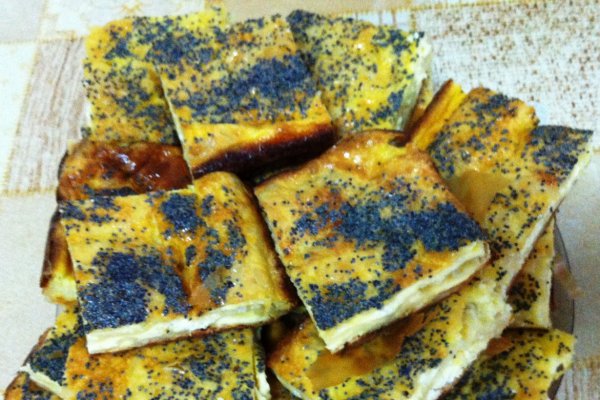 Placinta cu 3 feluri de branza sarata si mac