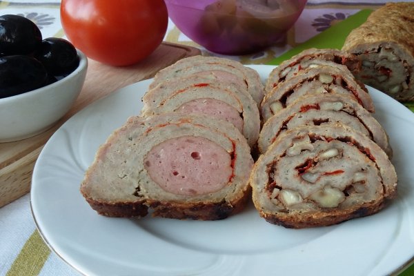 Rulada de carne tocata cu dulceata de ardei iute si carnati