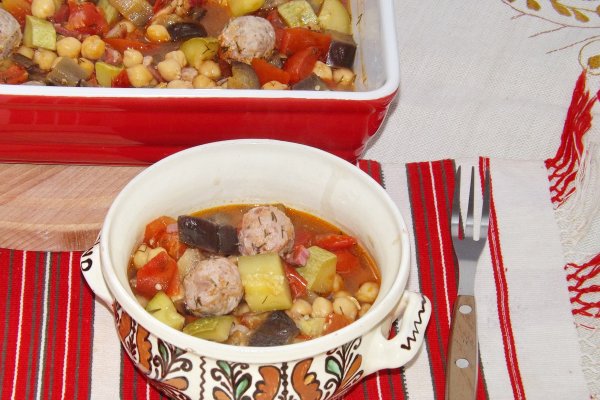 Mancare de naut cu legume si perisoare