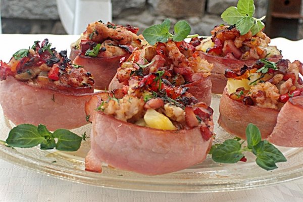 Ciupercute infasurate, umplute cu carne tocata de pui