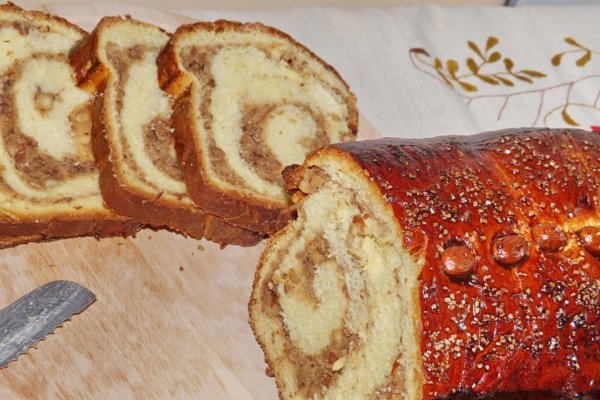 Cozonac cu umplutura de nuci, migdale si halva