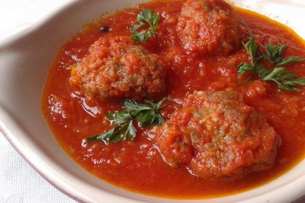 Chiftelute in sos de rosii