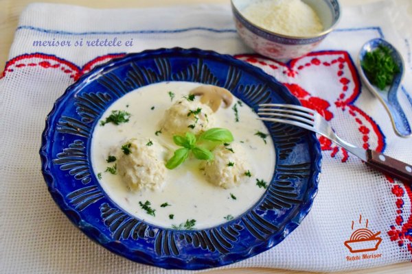 Perisoare de pui in sos alb de branzeturi