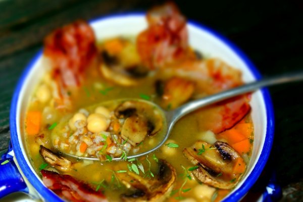 Supa de arpacas, naut, ciuperci, cu bacon crocant