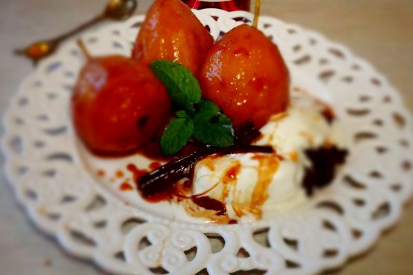 Pere posate in vin roze