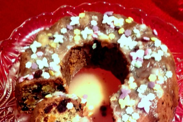 Chec coronita cu fructe uscate si mac