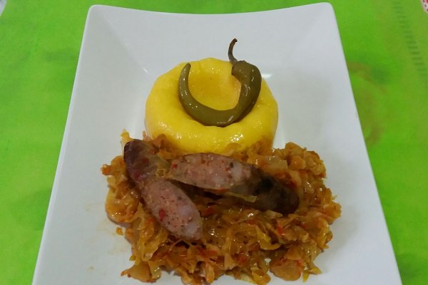 Varza calita cu carnati de casa