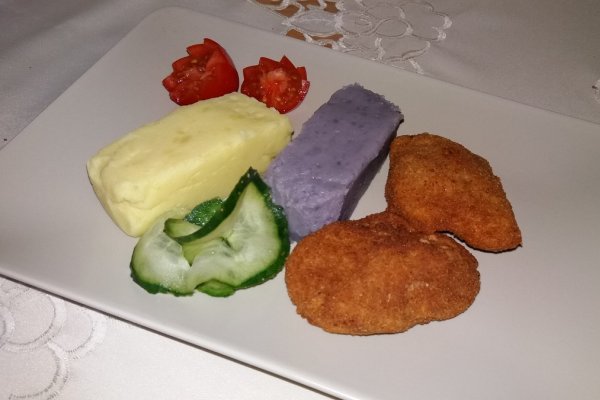 Snitele de soia cu piure de cartofi albi si mov