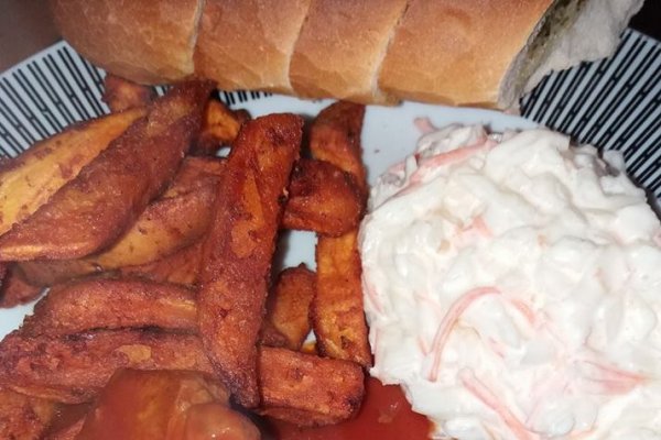 Baby ribs cu sos barbeque, coleslaw si cartofi dulci prajiti