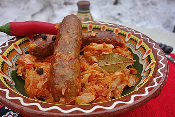 Varza murata cu carnati de porc de casa, la cuptor