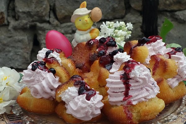 Savarine cu spuma de coacaze