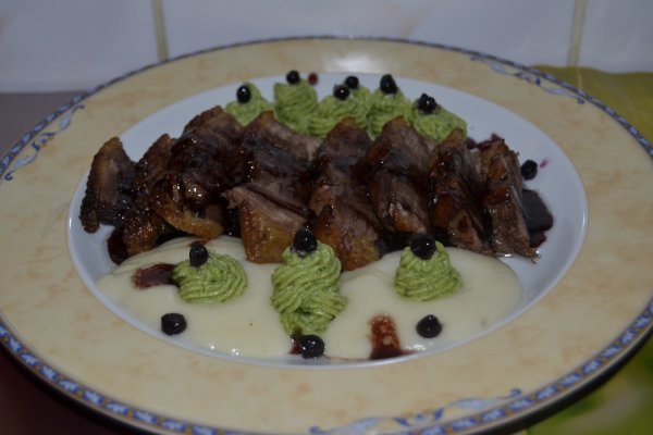 Piept de rata gotica cu sos de afine