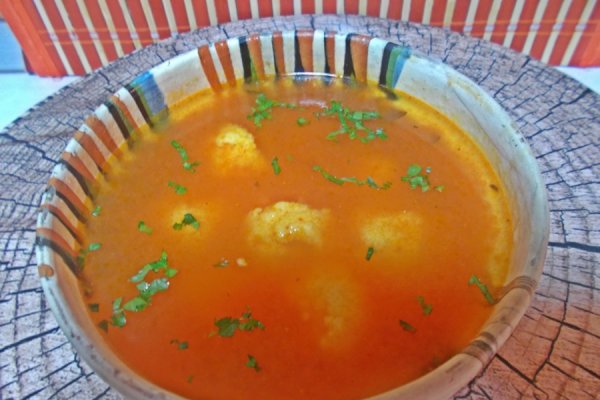 Supa mexicana de rosii cu galuste de malai